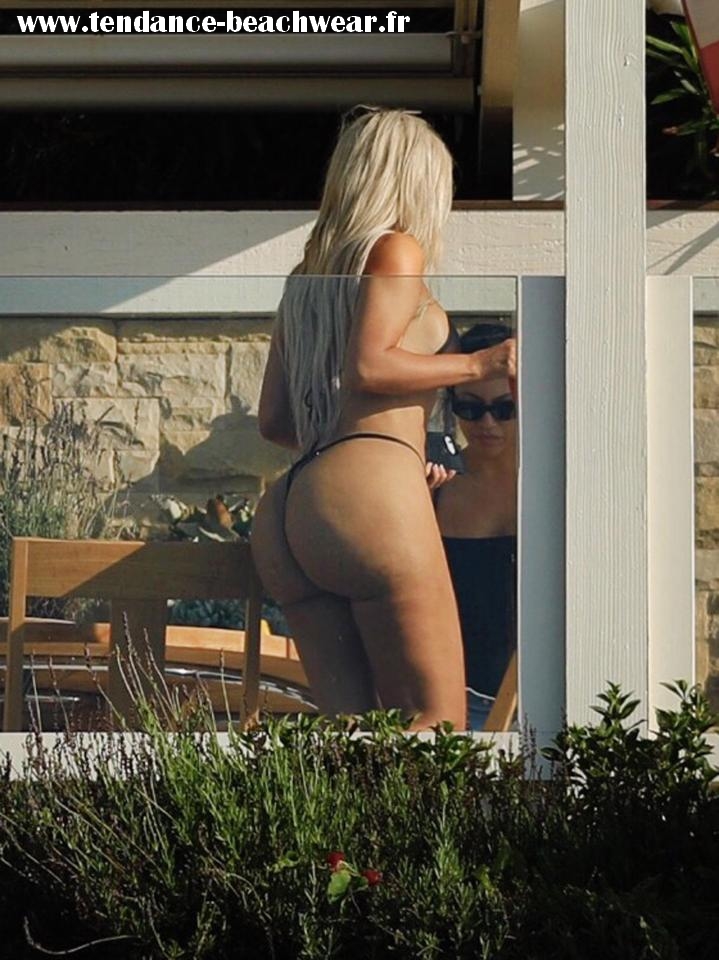 Kim Kardashian en string de bain 2021